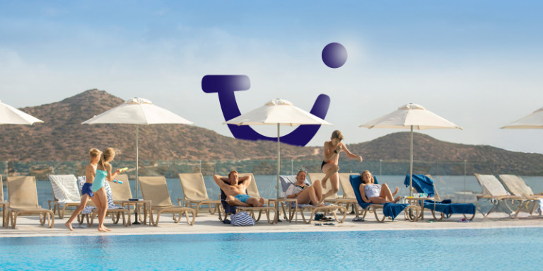 TUI BLUE Familie am Pool